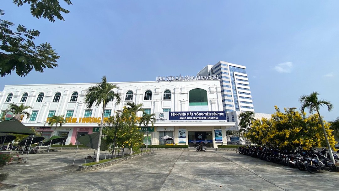 Bệnh viện Mắt Sông Tiền Bến Tre xử lý kịp thời trường hợp người bệnh bị keo 502 rơi vào mắt